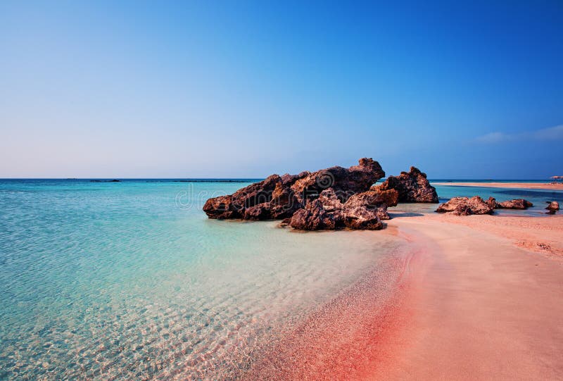 Beleza da natureza Praia bonita de Elafonissi com areia cor-de-rosa fotos de stock Beleza da natureza Praia bonita de Elafonissi com areia cor-de-rosa fotos de stock