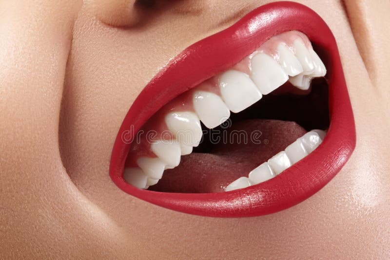 Beleza dental Macro bonito com os dentes brancos perfeitos Composição vermelha dos bordos da forma Clareando o dente, tratamento fotografia de stock royalty free Beleza dental Macro bonito com os dentes brancos perfeitos Composição vermelha dos bordos da forma Clareando o dente, tratamento fotografia de stock royalty free