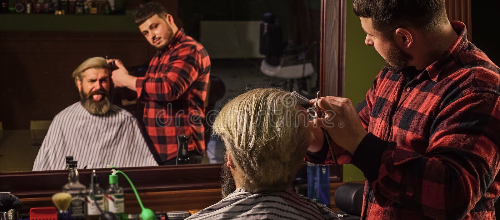 Foto de Mulher Asiática Sentado Sob Secador De Cabelo De Salão De Beleza e  mais fotos de stock de Salão de Cabeleireiro - iStock