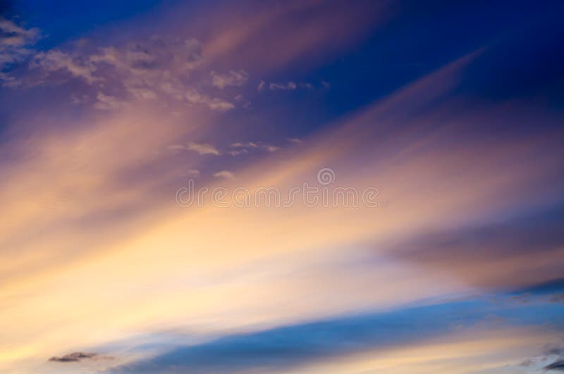 A beleza do céu ao pôr do sol ao entardecer foto de stock royalty free