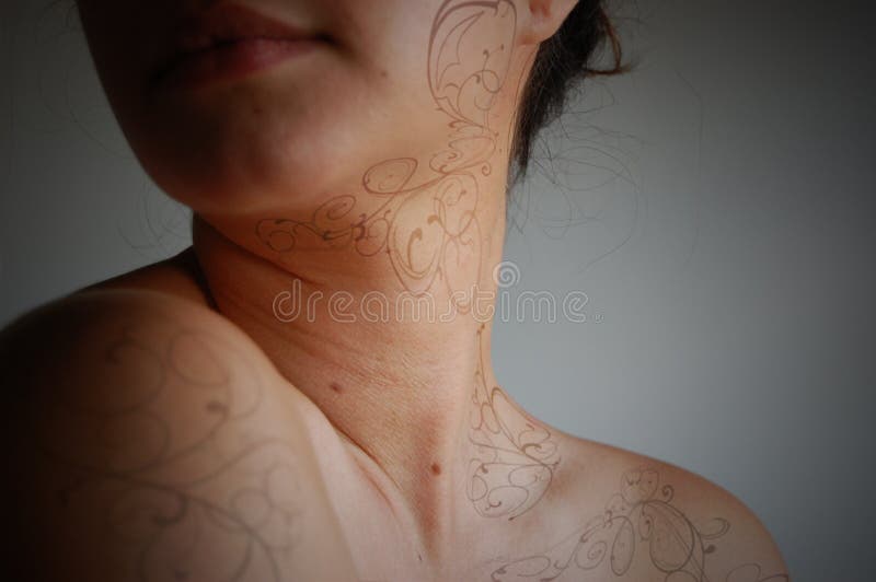 Remoção De Tatuagem Laser Na Mão Das Mulheres Foto de Stock - Imagem de  laser, interior: 214013894
