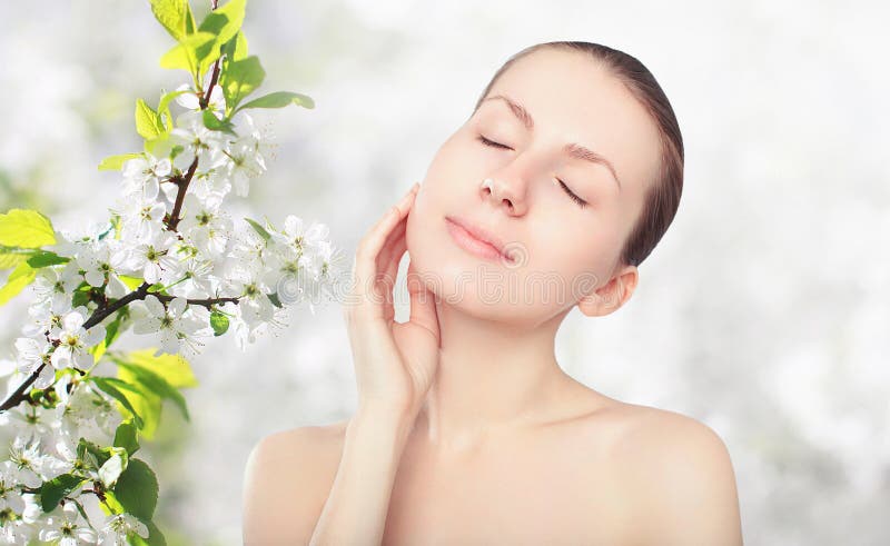 Beleza e conceito dos cuidados com a pele - retrato da jovem mulher bonita imagem de stock Beleza e conceito dos cuidados com a pele - retrato da jovem mulher bonita imagem de stock