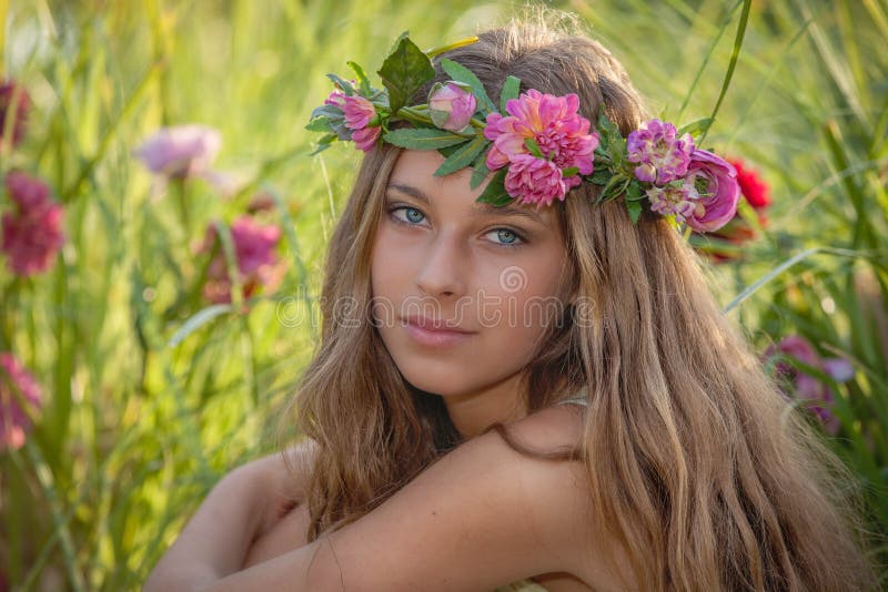 Beleza e saúde naturais, mulher com as flores no cabelo fotografia de stock royalty free