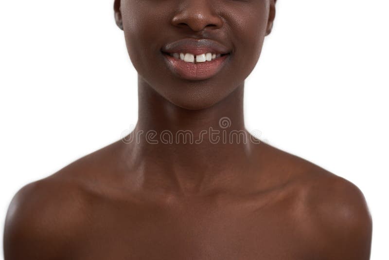 Beleza em foco. foto cortada de uma mulher africana alegre com lábios naturais grandes em pé sobre fundo branco fotos de stock royalty free