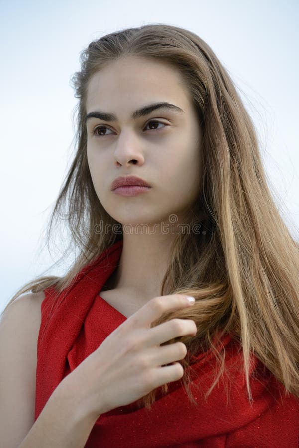 Beleza forte, mulher no vermelho fotografia de stock