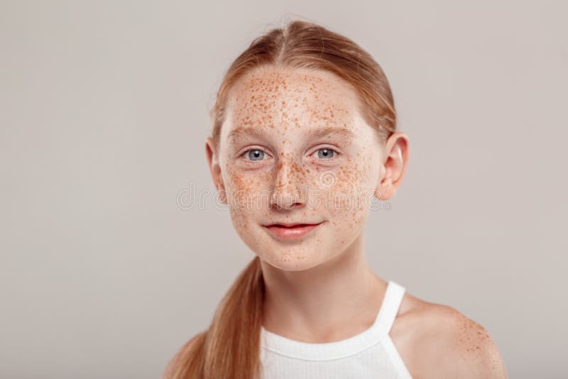 Uma garota com cabelo comprido e rabo de cavalo está sorrindo na