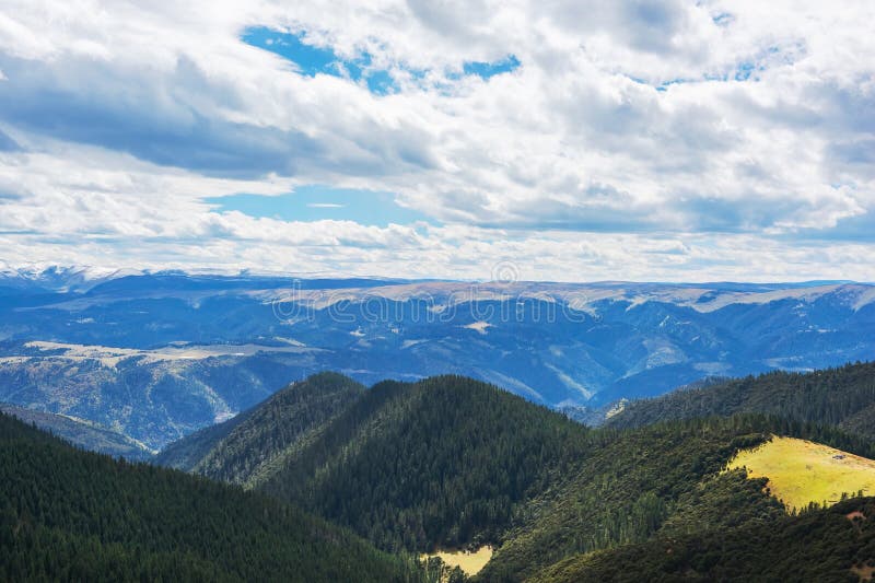 Beleza natural das florestas e montanhas no planalto xizang da china imagens de stock royalty free