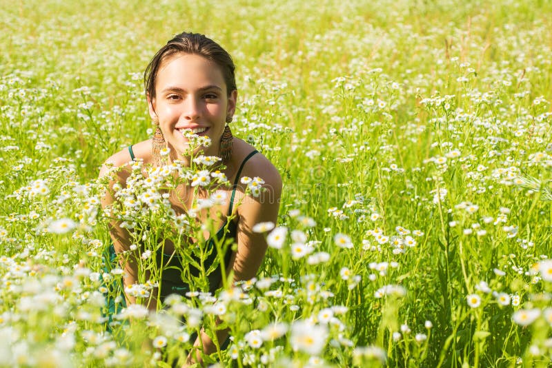 Maquiagem Da Primavera De Beleza Para a Garota Sensual. Mulheres Bonitas  Encaram De Perto. Linda Mulher Com Flores De Tulipas. Foto de Stock -  Imagem de atrativo, forma: 239545476