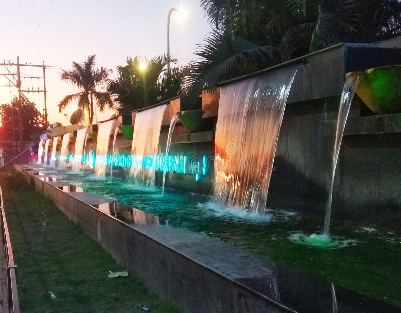 Beleza no centro da cidade Belo chuveiro na frente do hotel bharhut satna madhya pradesh
