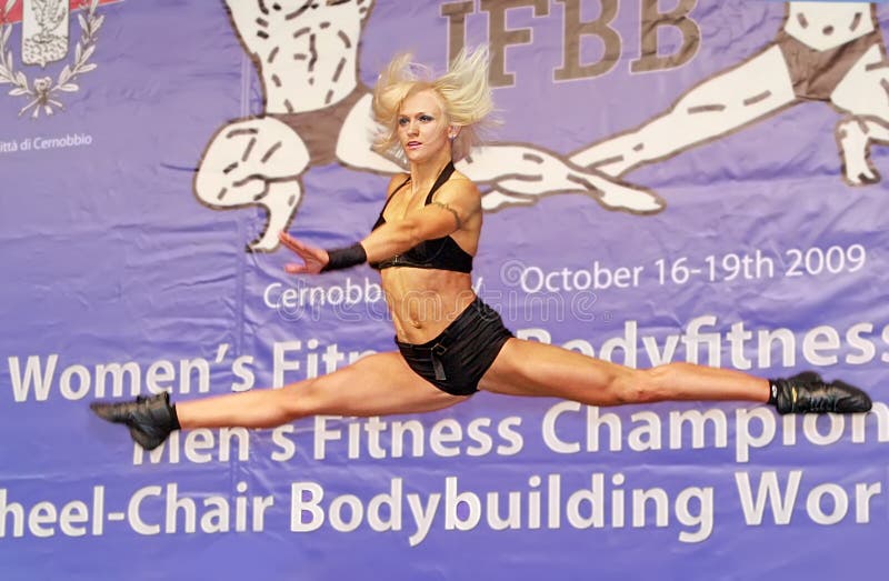 Campeão Russo Da Fitness Posou Com Troféu Em Itália Fotografia