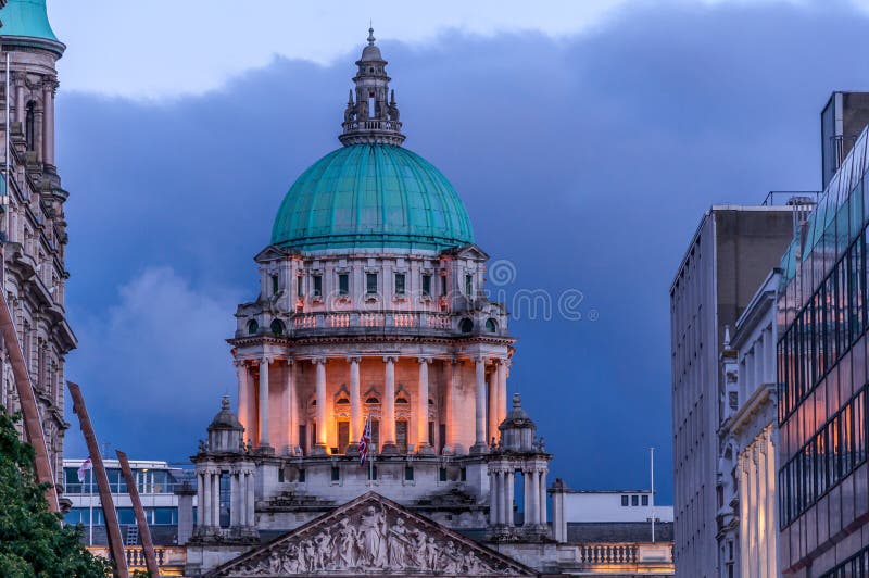 Belfast City Council Gebäude Blue Hour Abendstadt stockbilder Belfast City Council Gebäude Blue Hour Abendstadt stockbilder