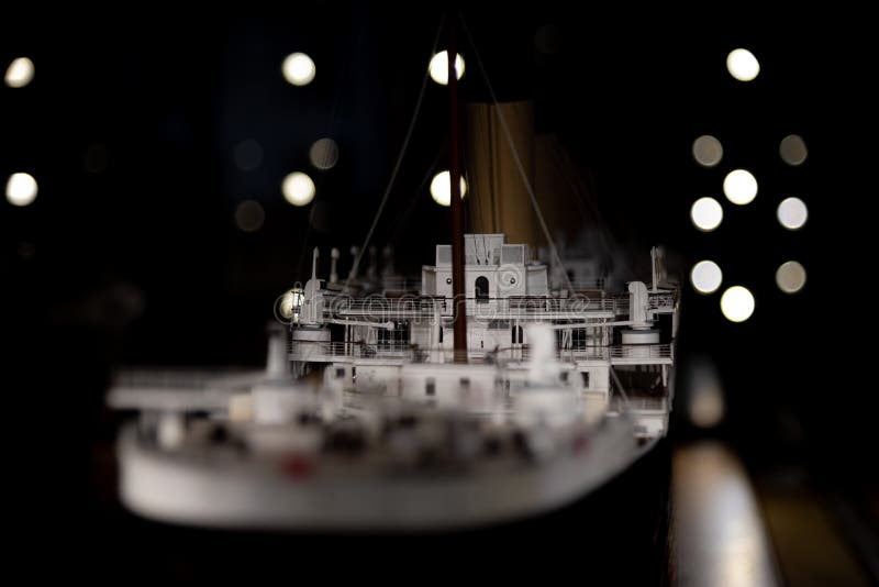BELFAST, IRLANDA DEL NORD, 19 DICEMBRE 2018: Vista ravvicinata del Titanic nel municipio di Belfast con una bella bokeh immagini stock