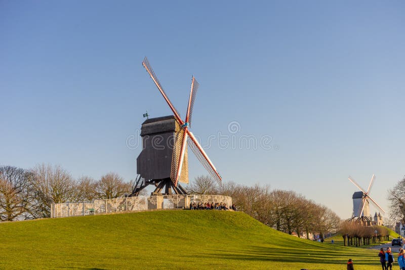 Belgien, Brügge, fliegende Drachen Windmühlen-Insel, einer Gruppe von Personen in einem Bereich mit Windmühlen-Insel im Hintergru stockbilder