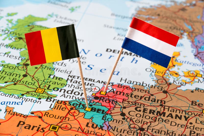 Belgien- und Niederlande-Flaggen auf Karte