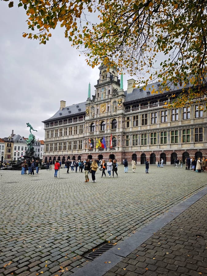 BELGIQUE ANTWERP 21 octobre 2024 : Fontaine médiévale de Brabo et maisons anciennes de guilde à Grote Markt Anvers Belgique image libre de droits