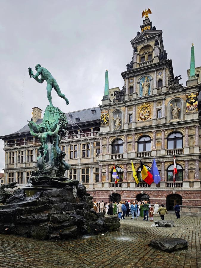 BELGIQUE ANTWERP 21 octobre 2024 : Fontaine médiévale de Brabo et maisons anciennes de guilde à Grote Markt Anvers Belgique photos stock