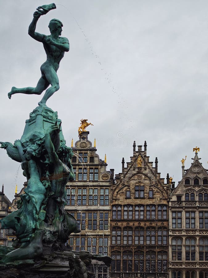 BELGIQUE ANTWERP 21 octobre 2024 : Fontaine médiévale de Brabo et maisons anciennes de guilde à Grote Markt Anvers Belgique photo libre de droits