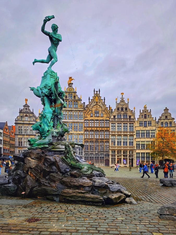 Belgique anvers 21 octobre 2024 : fontaine de brabo médiévale et maisons de guilde anciennes à grote markt anvers belgium photos stock