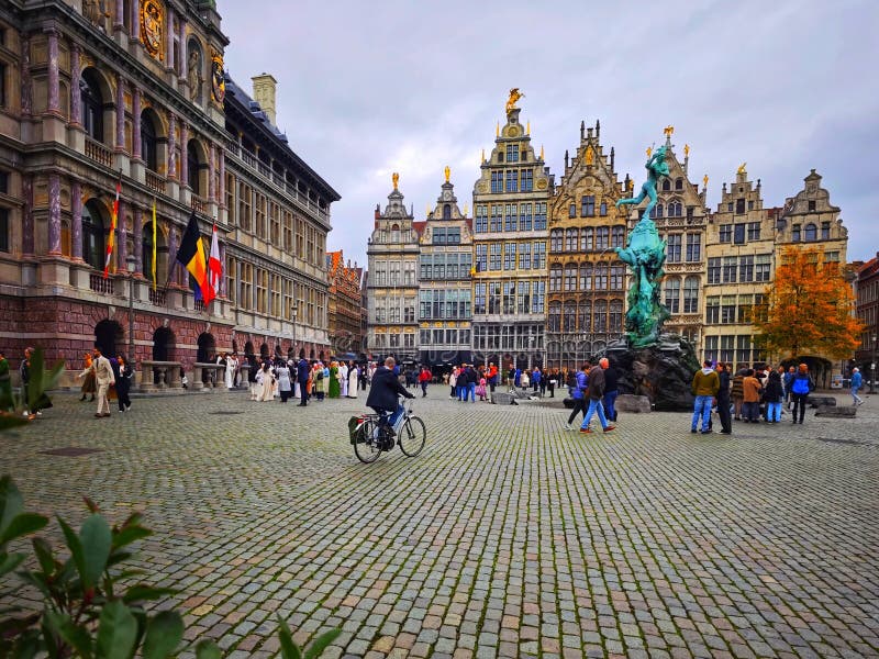 Belgique anvers 21 octobre 2024 : fontaine de brabo médiévale et maisons de guilde anciennes à grote markt anvers belgium images stock
