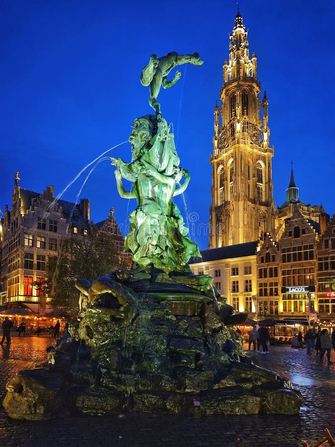 Belgique anvers 21 octobre 2024 : marché de grote antwerp avec célèbre statue de brabo et fontaine la nuit photo stock