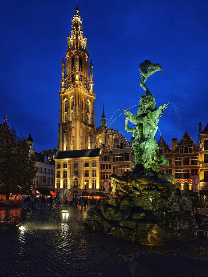Belgique anvers 21 octobre 2024 : marché de grote antwerp avec célèbre statue de brabo et fontaine la nuit images libres de droits