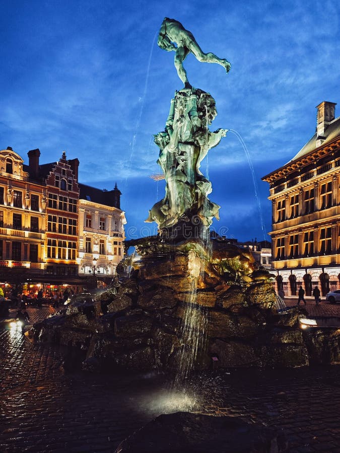 Belgique anvers 21 octobre 2024 : marché de grote antwerp avec célèbre statue de brabo et fontaine la nuit photos libres de droits