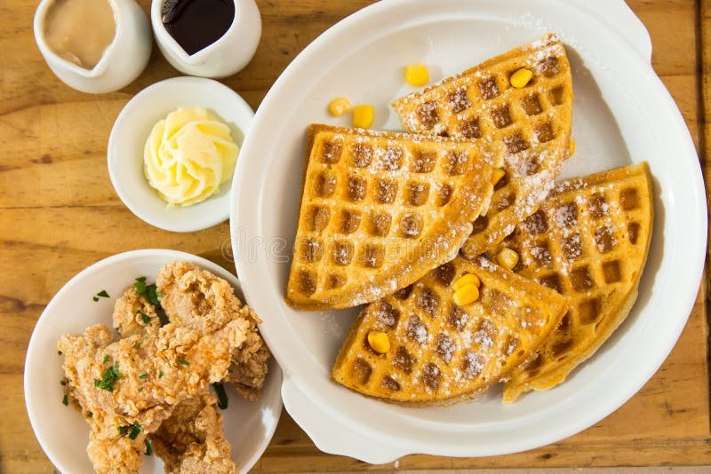 Belgische Waffel mit knusperigen Hühnerangeboten lizenzfreies stockbild Belgische Waffel mit knusperigen Hühnerangeboten lizenzfreies stockbild
