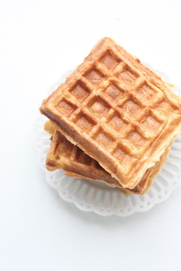 Belgische Waffeln auf weißer Panel. Belgische Waffeln dienten auf weißer Sachverständigengruppe mit Draufsicht der Kirschsoße
