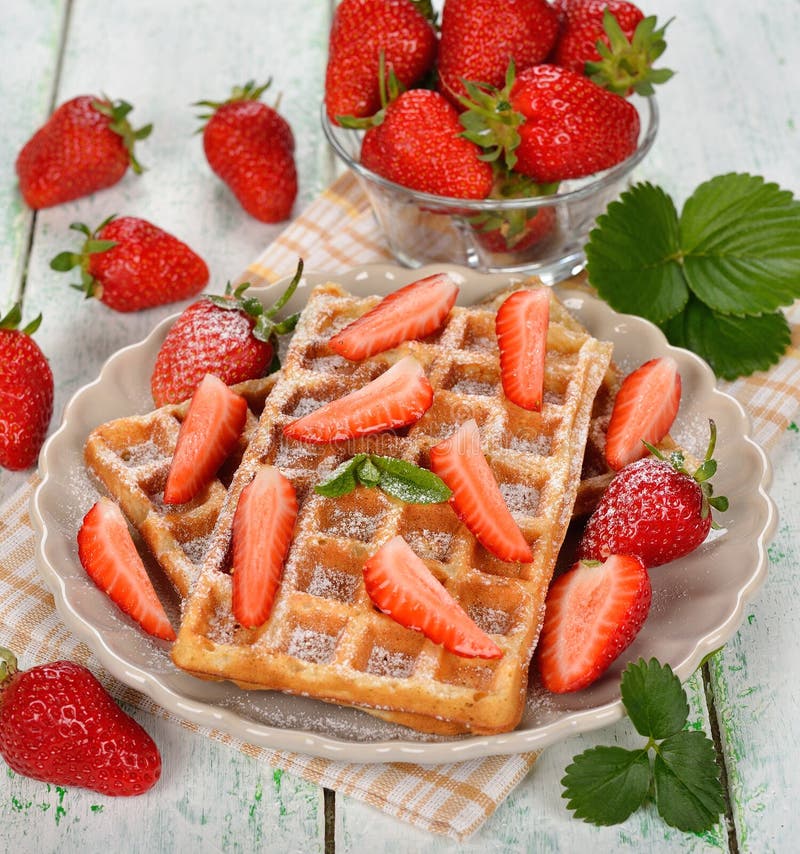 Belgische Waffeln Mit Erdbeeren Stockfoto - Bild von gastronomie ...