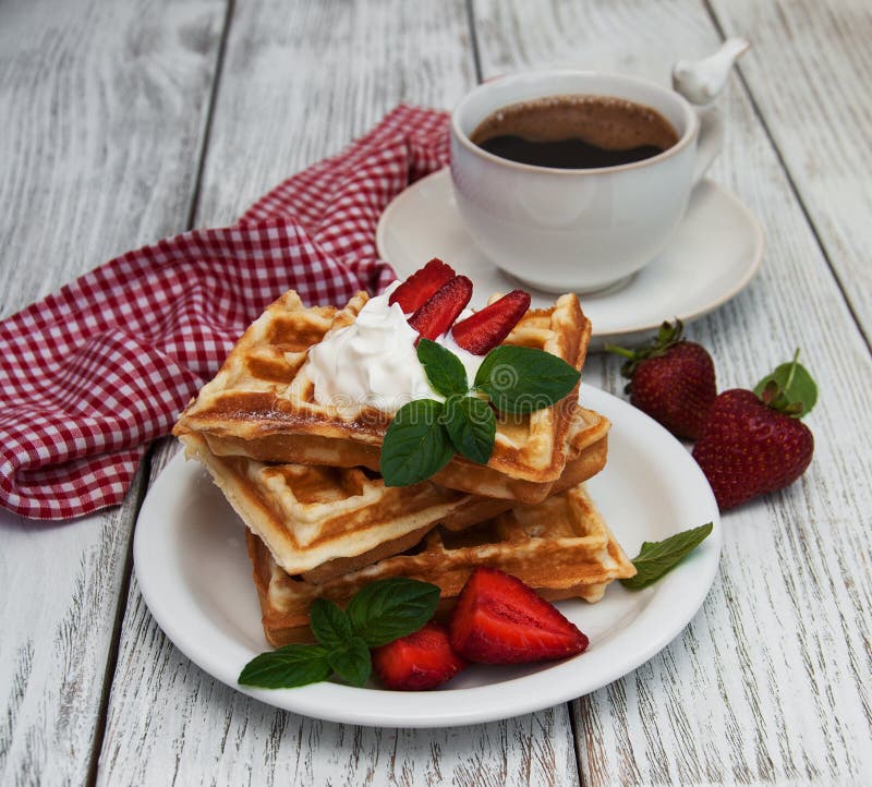 Belgische Waffeln Mit Erdbeeren Und Minze Stockfoto - Bild von kaffee ...