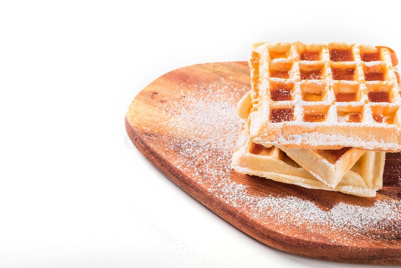 Belgische Waffeln mit Puderzucker und Ahornsirup lizenzfreie stockfotografie Belgische Waffeln mit Puderzucker und Ahornsirup lizenzfreie stockfotografie