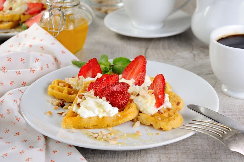 Belgische Waffeln Mit Schlagsahne Und Erdbeeren Stockfoto - Bild von ...