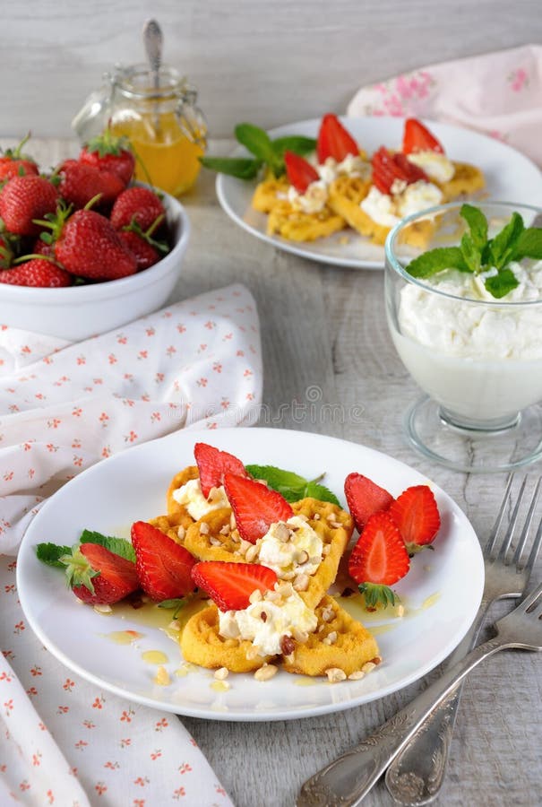 Belgische Waffeln Mit Schlagsahne Und Erdbeeren Stockfoto - Bild von ...