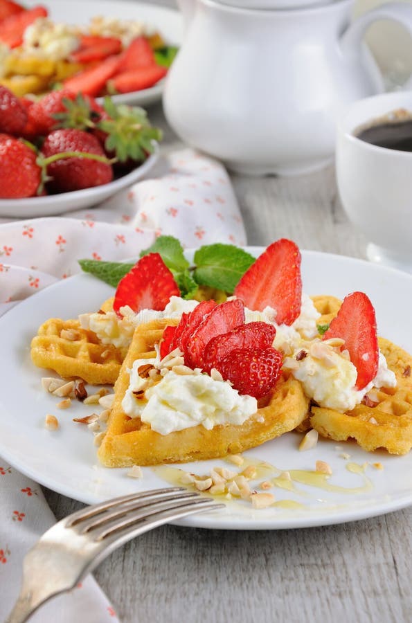 Belgische Waffeln Mit Schlagsahne Und Erdbeeren Stockfoto - Bild von ...