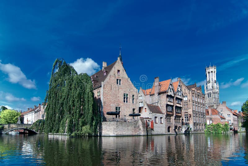 BUILDINGS ON CANAL IN BRUGES, BELGIUM. BUILDINGS ON CANAL IN BRUGES, BELGIUM