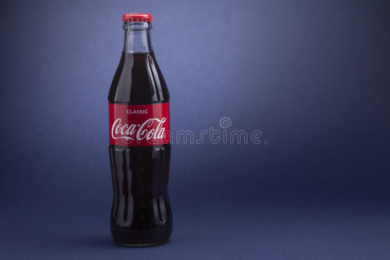 Belgorod Rusia 28 May. 2020 : Frasco Clásico De Cocacola Con Fondo Azul. Refresco Carbonizado Producido Por Cocacola Foto de archivo editorial - Imagen de americano, hielo: 184517808 Belgorod Rusia 28 May. 2020 : Frasco Clásico De Cocacola Con Fondo Azul. Refresco Carbonizado Producido Por Cocacola Foto de archivo editorial - Imagen de americano, hielo: 184517808