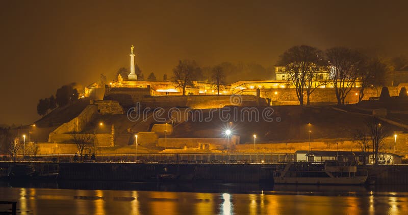 Belgrade fästning vid natt arkivfoto Belgrade fästning vid natt arkivfoto