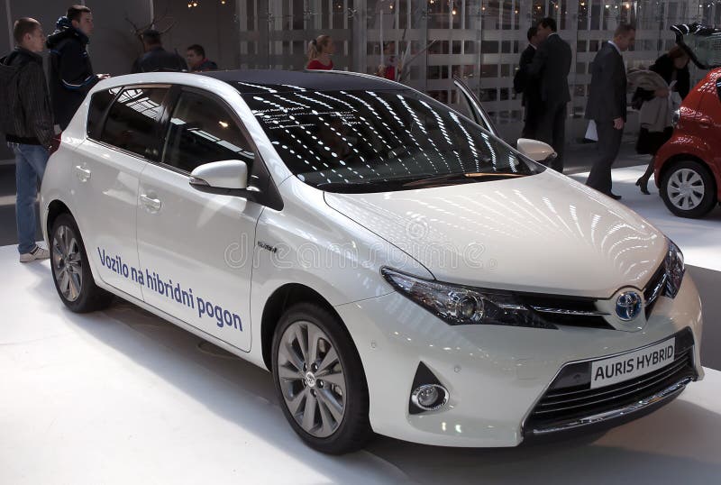 Toyota Auris hybryd obraz stock. Obraz złożonej z przemys