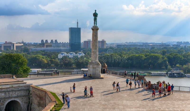 BELGRADE SERBIEN - Juli, 2018: Sikt av `en för monument`-segrare nära den Belgrade fästningen Kalemegdan arkivbilder BELGRADE SERBIEN - Juli, 2018: Sikt av `en för monument`-segrare nära den Belgrade fästningen Kalemegdan arkivbilder