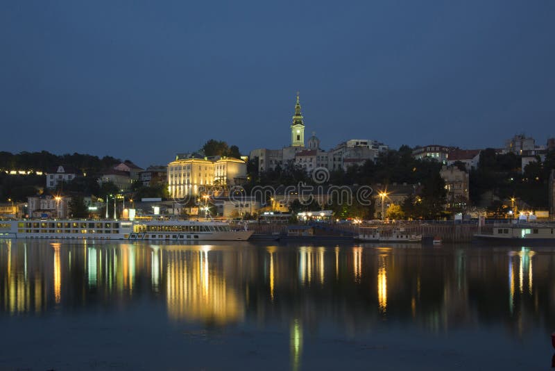 Belgrado bij nacht, Servië, rivier Sava stock foto Belgrado bij nacht, Servië, rivier Sava stock foto