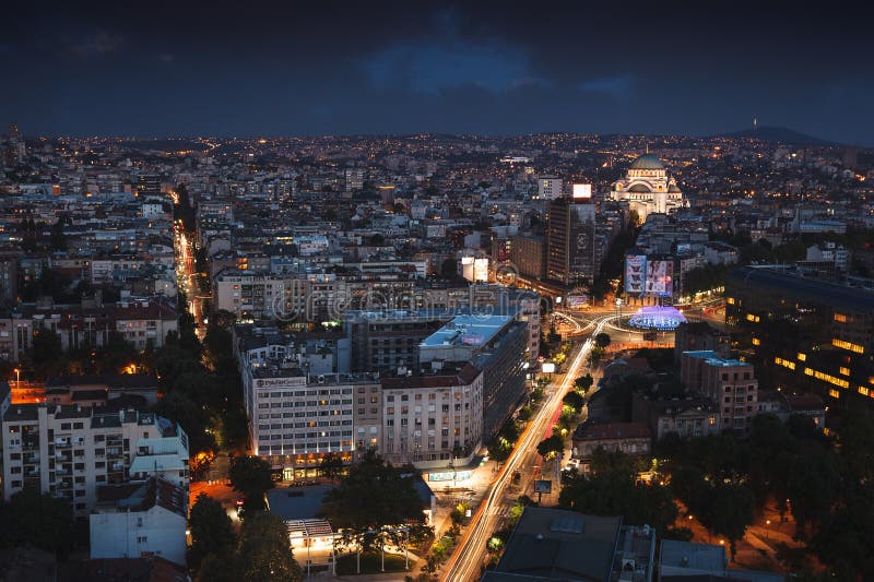 Belgrado, Serbia, il 22 luglio 2017 Paesaggio urbano alla notte immagine stock libera da diritti Belgrado, Serbia, il 22 luglio 2017 Paesaggio urbano alla notte immagine stock libera da diritti