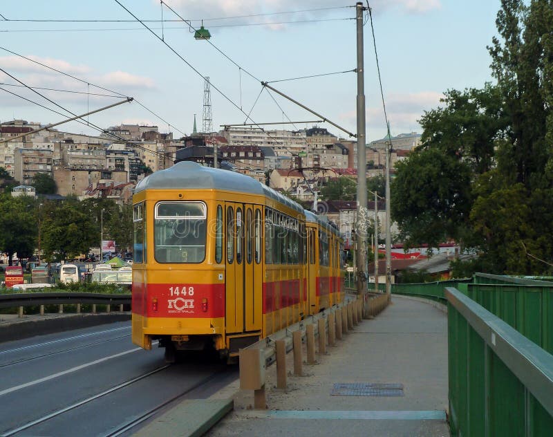 Belgrado, Serbia, il 5 maggio 2014: Tram che passa dal ponte immagine stock libera da diritti