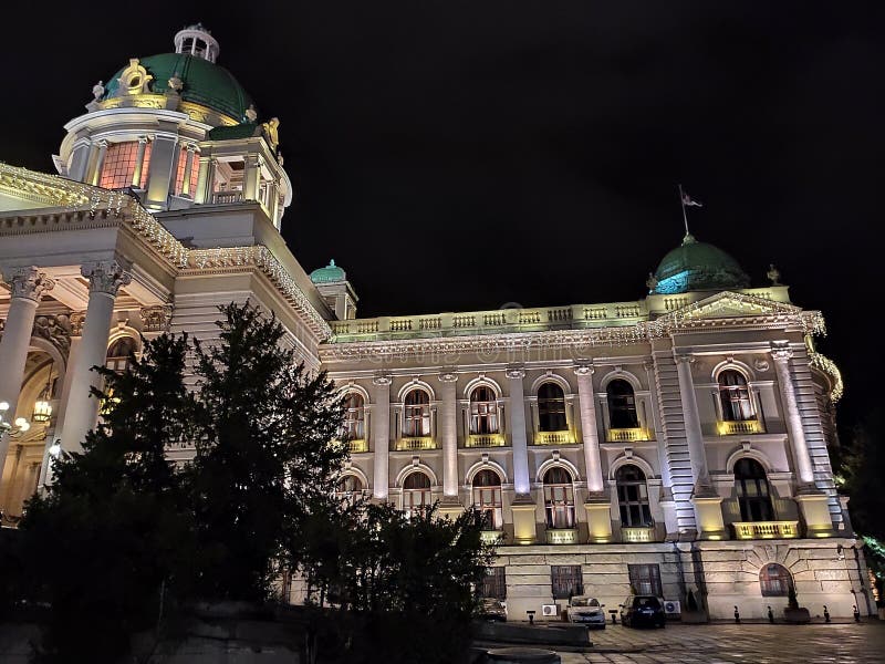 Belgrado Servië Parlement bouwt witte gevel stock fotografie Belgrado Servië Parlement bouwt witte gevel stock fotografie