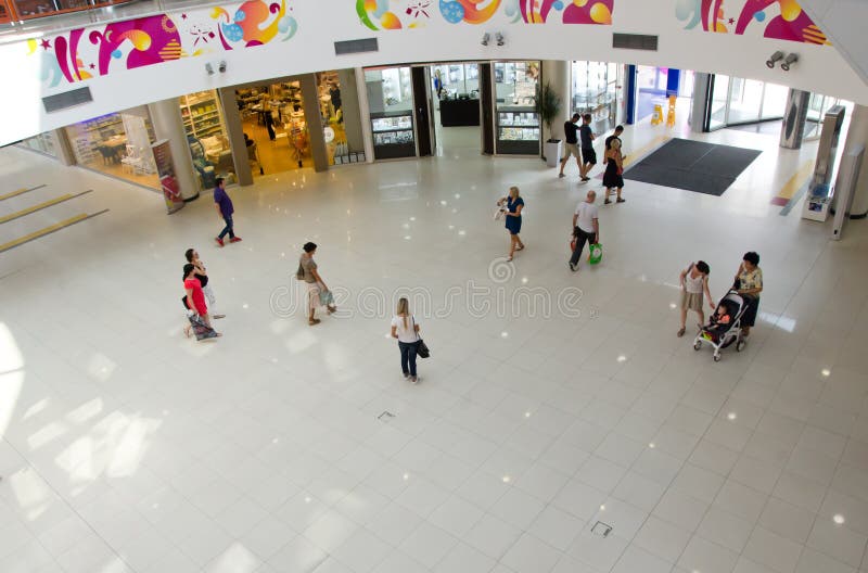 Belgrado, Sérvia, o 7 de julho de 2016: dentro do shopping fotos de stock Belgrado, Sérvia, o 7 de julho de 2016: dentro do shopping fotos de stock