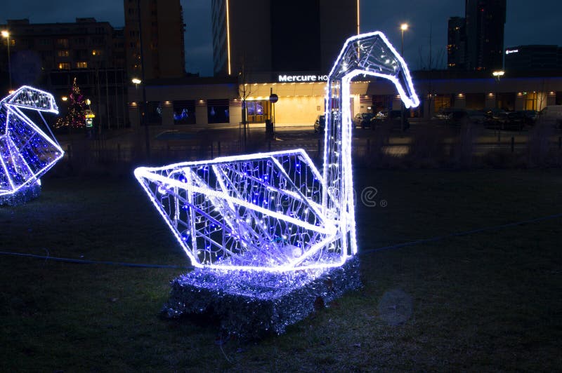 Belichteter Schwan als Weihnachtsdekoration an Grunwald-Platz in Gdynia, Polen stockbilder Belichteter Schwan als Weihnachtsdekoration an Grunwald-Platz in Gdynia, Polen stockbilder