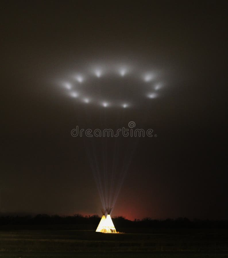 Belichteter Tipitipi Nacht Licht in Den Himmel Projektierend