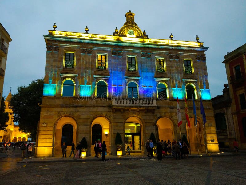 Belichtetes Rathaus von Gijon, Asturien, Spanien, mit Blaulichtern während der Nacht stockbild Belichtetes Rathaus von Gijon, Asturien, Spanien, mit Blaulichtern während der Nacht stockbild