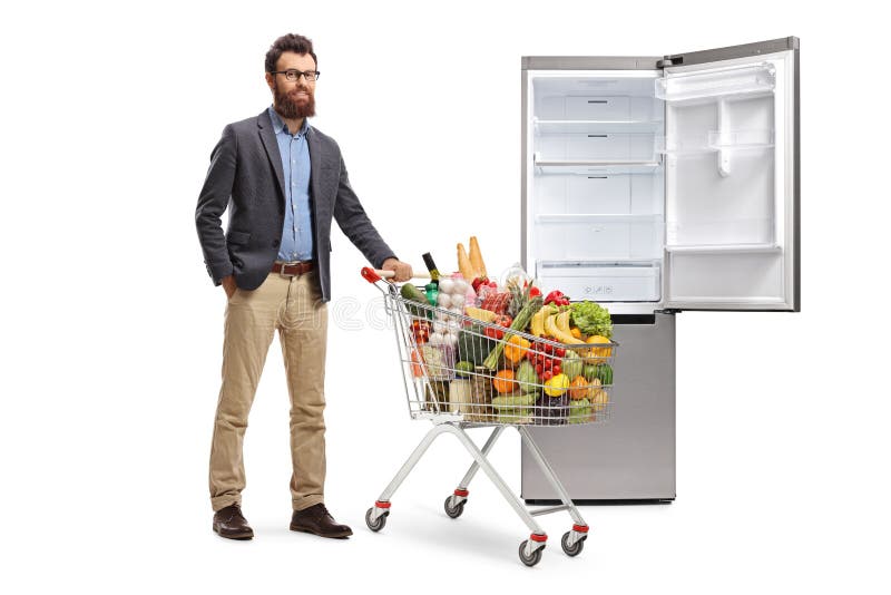 Beliebter Mann, der einen Kühlschrank mit Lebensmittelzubehör lädt lizenzfreie stockbilder Beliebter Mann, der einen Kühlschrank mit Lebensmittelzubehör lädt lizenzfreie stockbilder