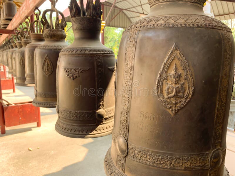 Bell ai precedenti del tempio immagini stock Bell ai precedenti del tempio immagini stock