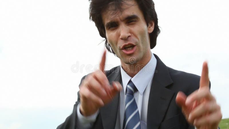 Bell'uomo arrabbiato che parla con archivi video